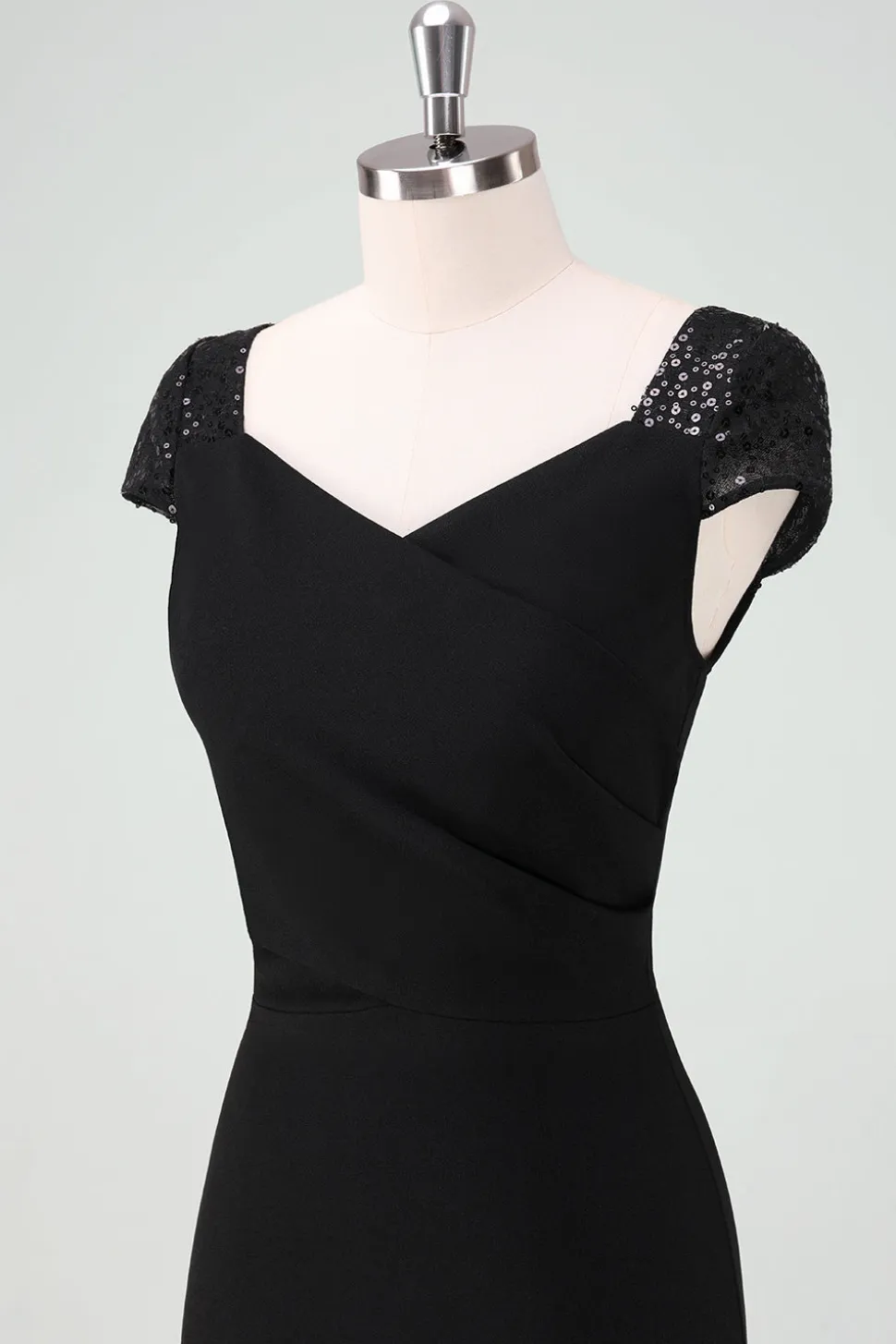 Vestido de cocktail preto alto-baixo com mangas de boné
