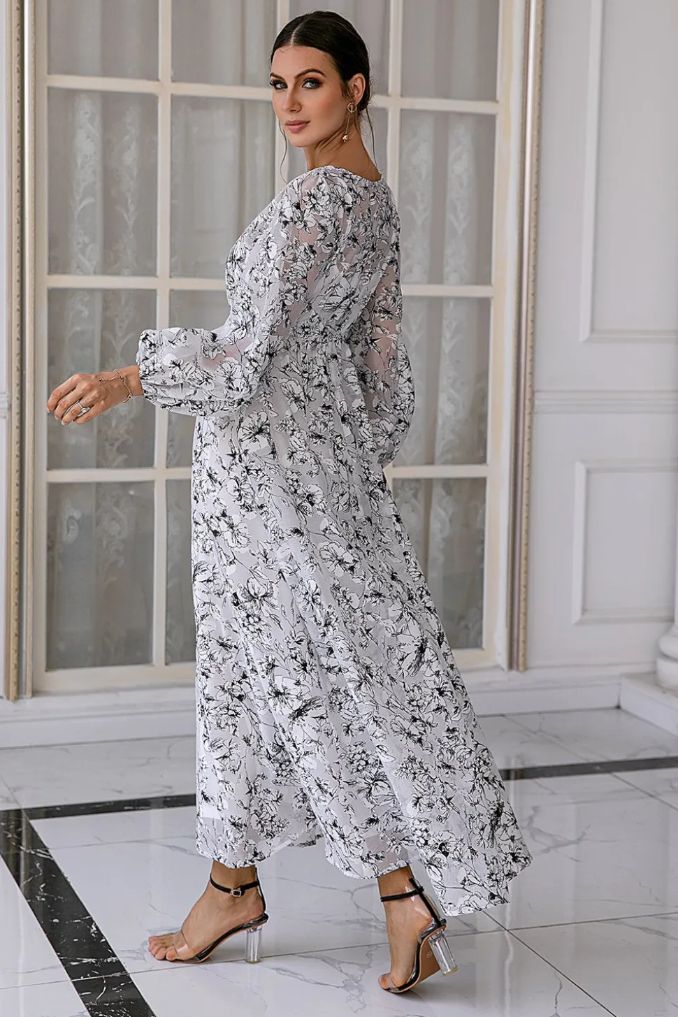 Vestido de convidado de casamento floral branco
