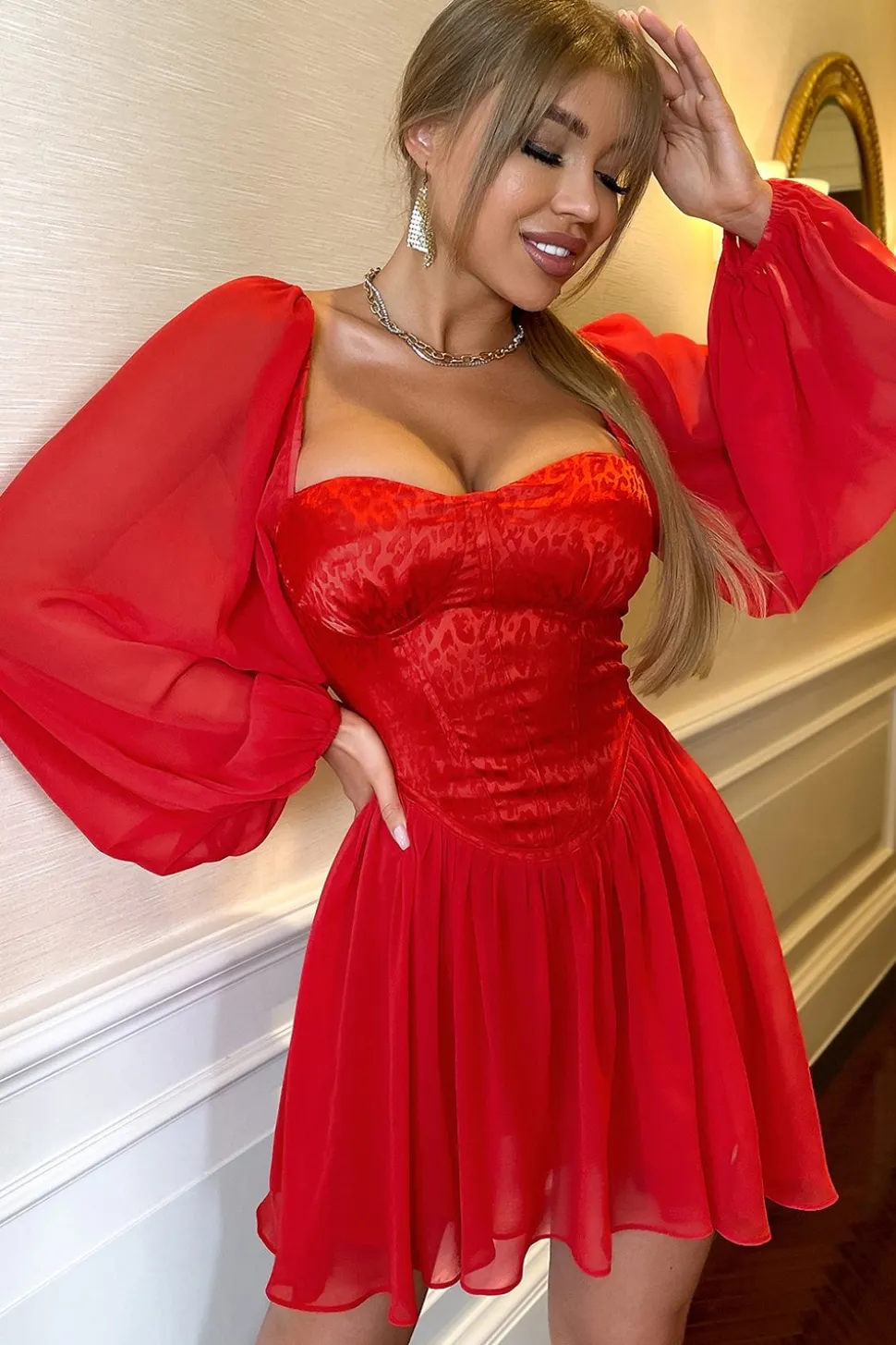 Vestido de coquetel de mangas de puff vermelho
