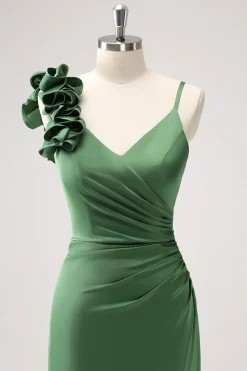 Vestido de dama de honra plissado verde oliva com fenda