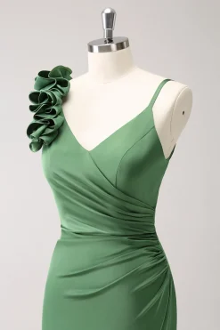 Vestido de dama de honra plissado verde oliva com fenda