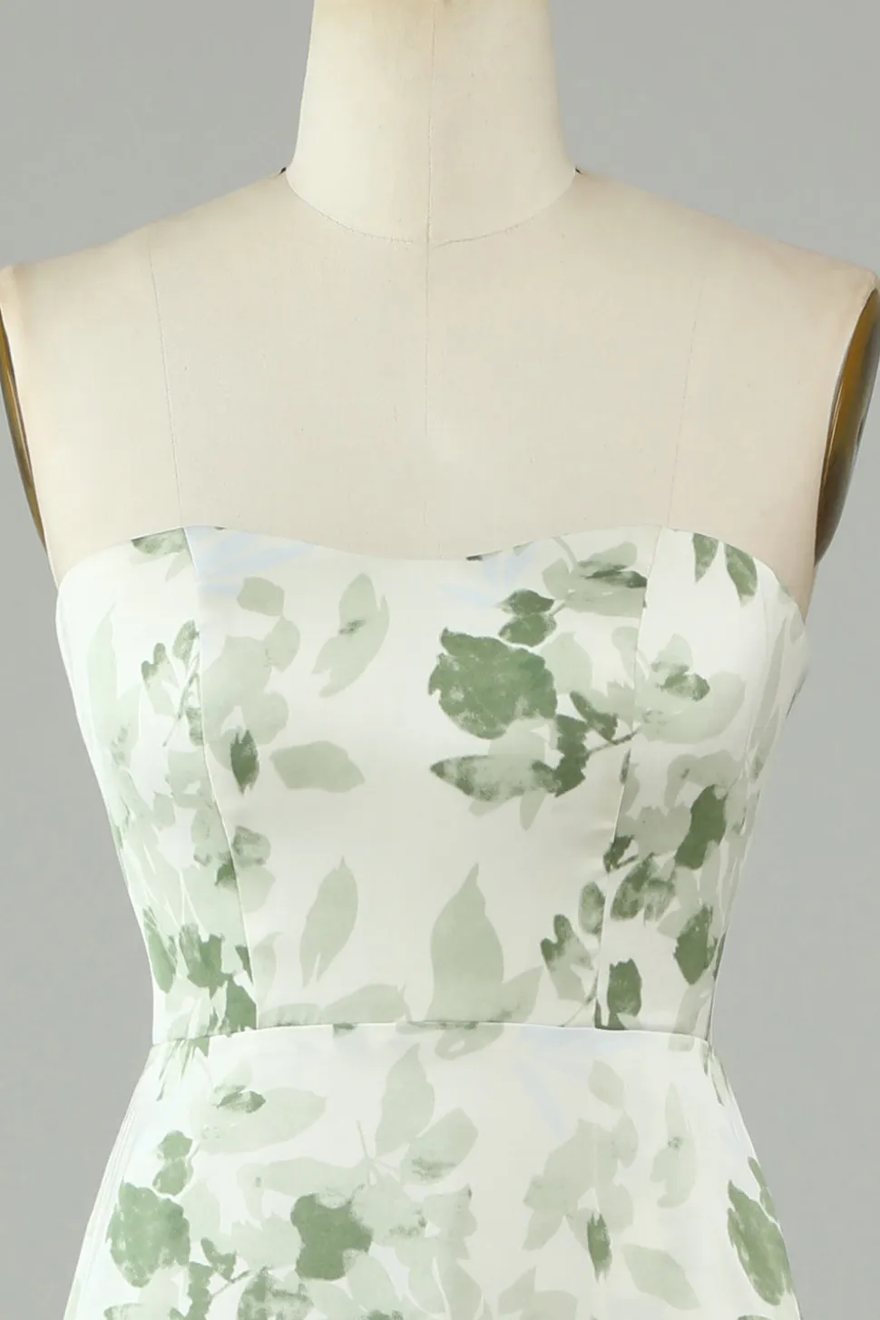Vestido de dama de honra longo estampado estampado sem alças assimétrico