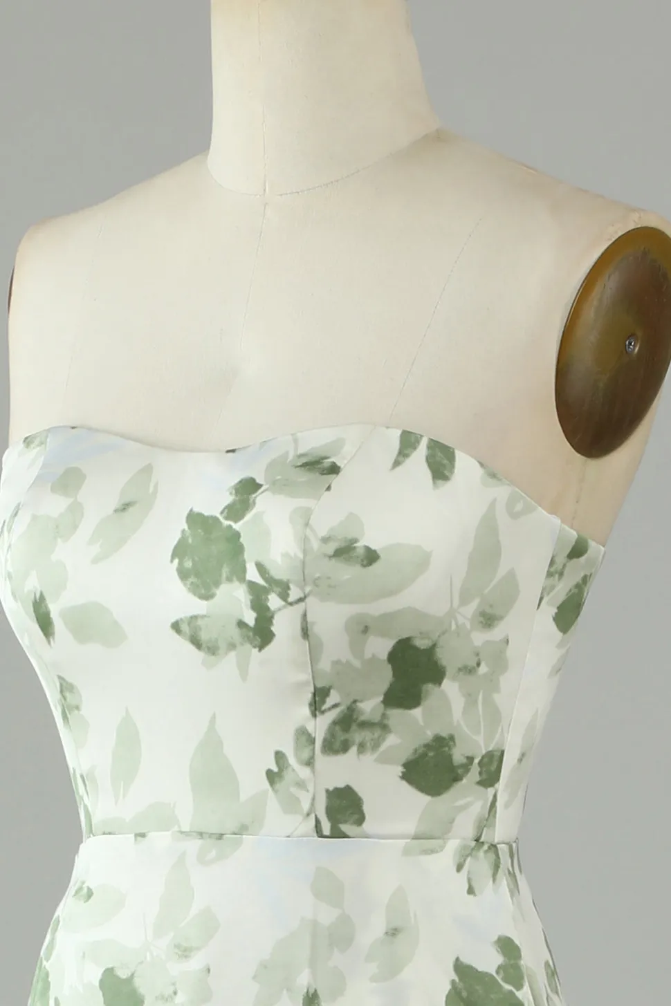 Vestido de dama de honra longo estampado estampado sem alças assimétrico