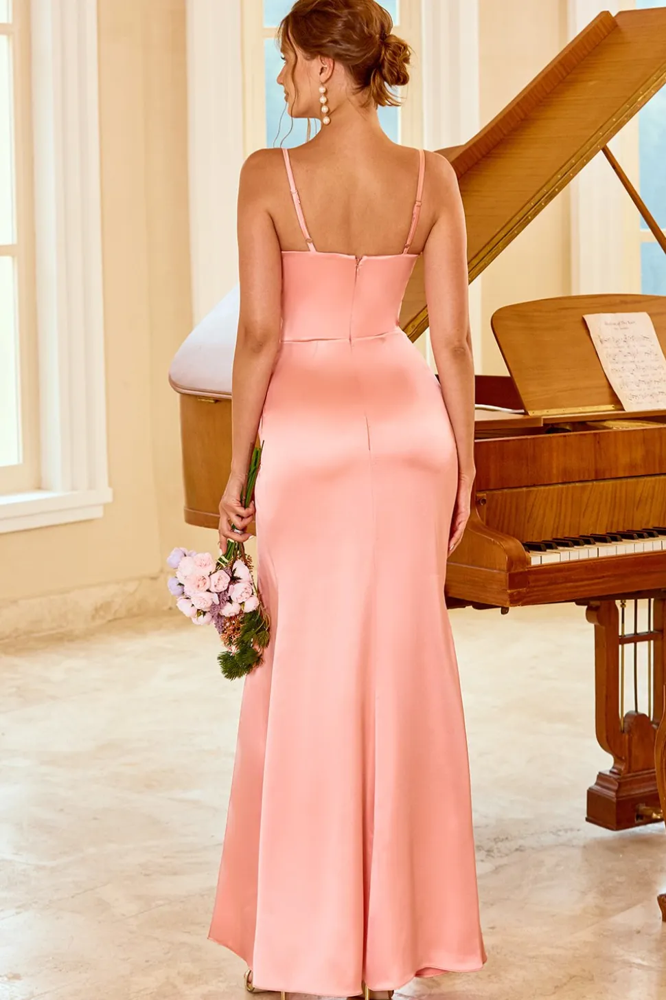 Vestido de dama de honra de pêssego com fenda