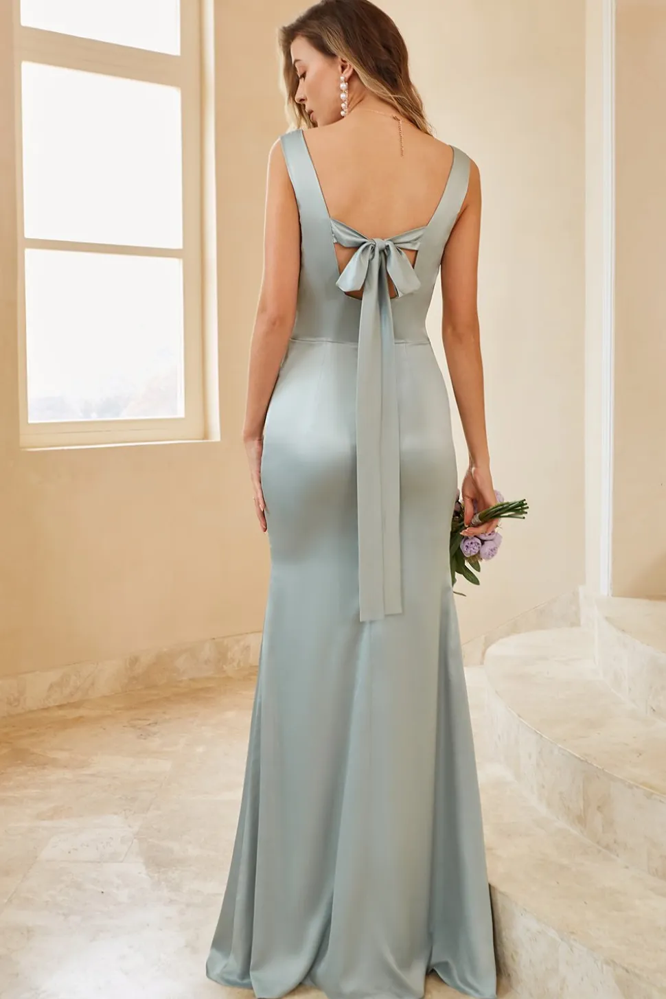 Vestido de dama de honra verde-claro do cetim com fenda
