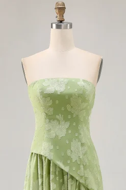 Vestido de dama de honra verde Sage estampado sem alças floral com fenda