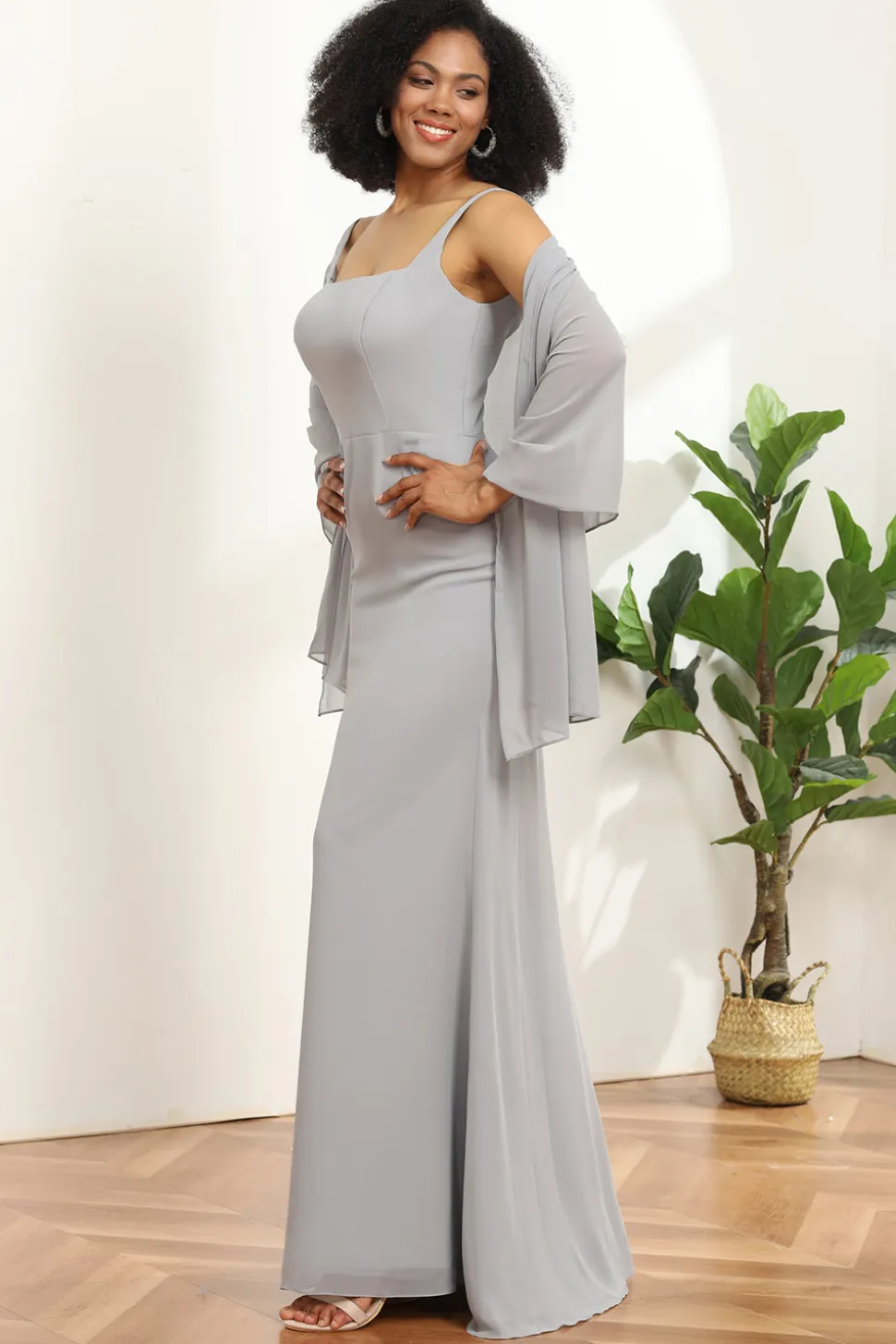 Vestido de dama de honra da sereia do pescoço quadrado cinza