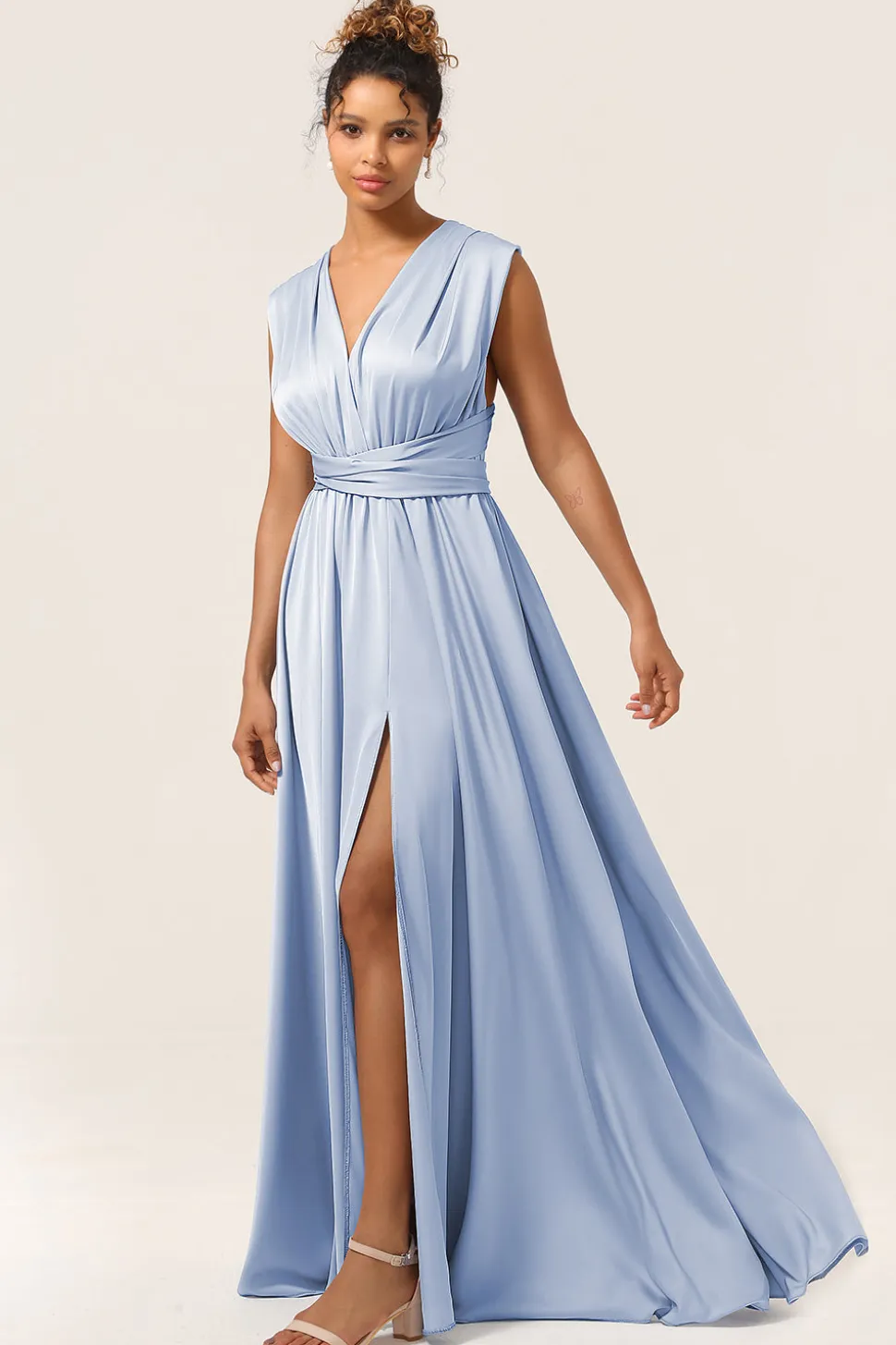 Vestido de dama de honra conversível de cetim azul com fenda