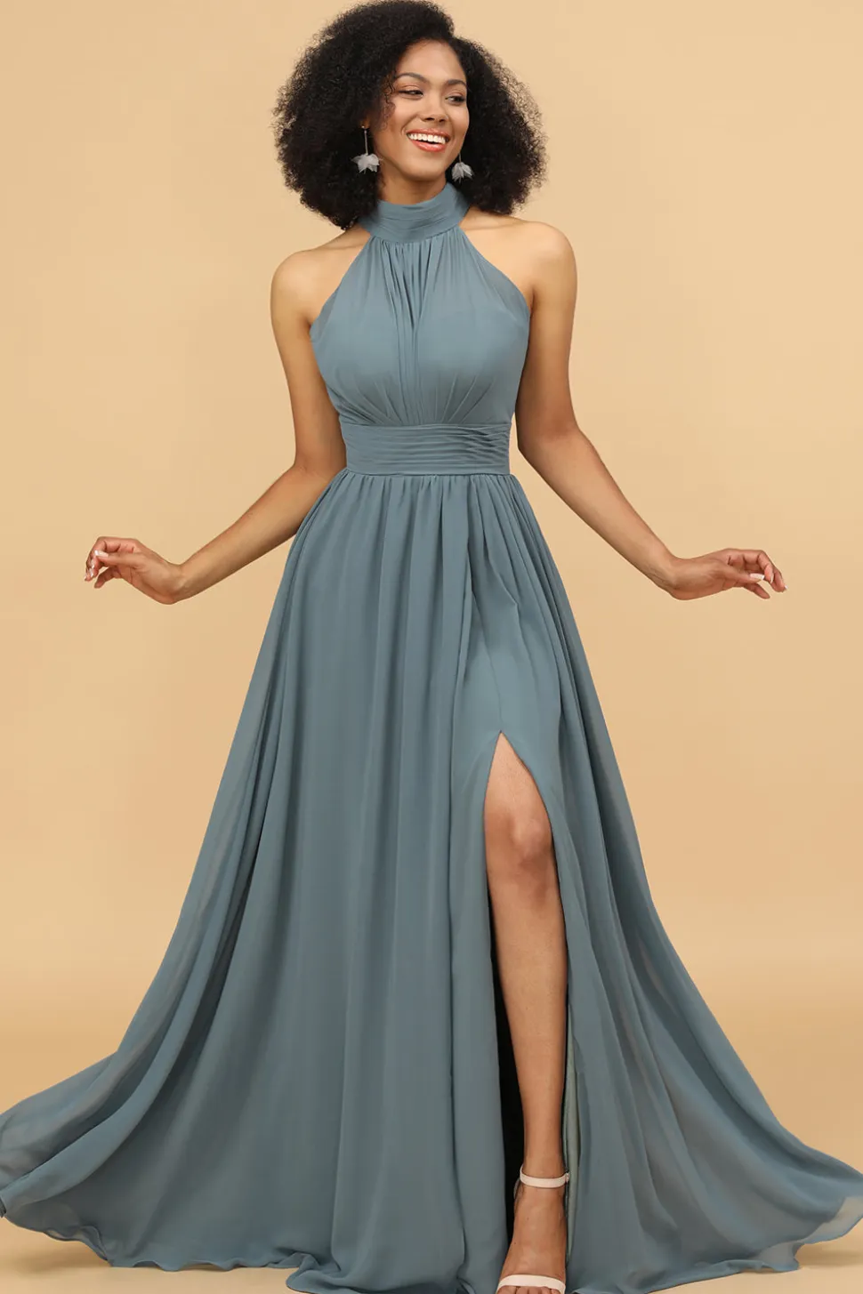 Vestido de dama de honra de chiffon longo e franzido cinza com fenda