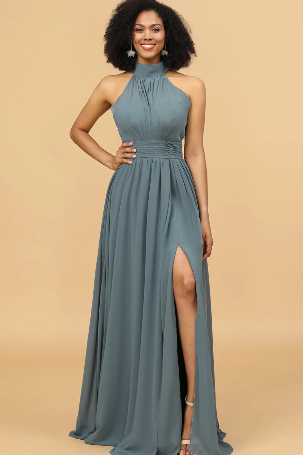 Vestido de dama de honra de chiffon longo e franzido cinza com fenda