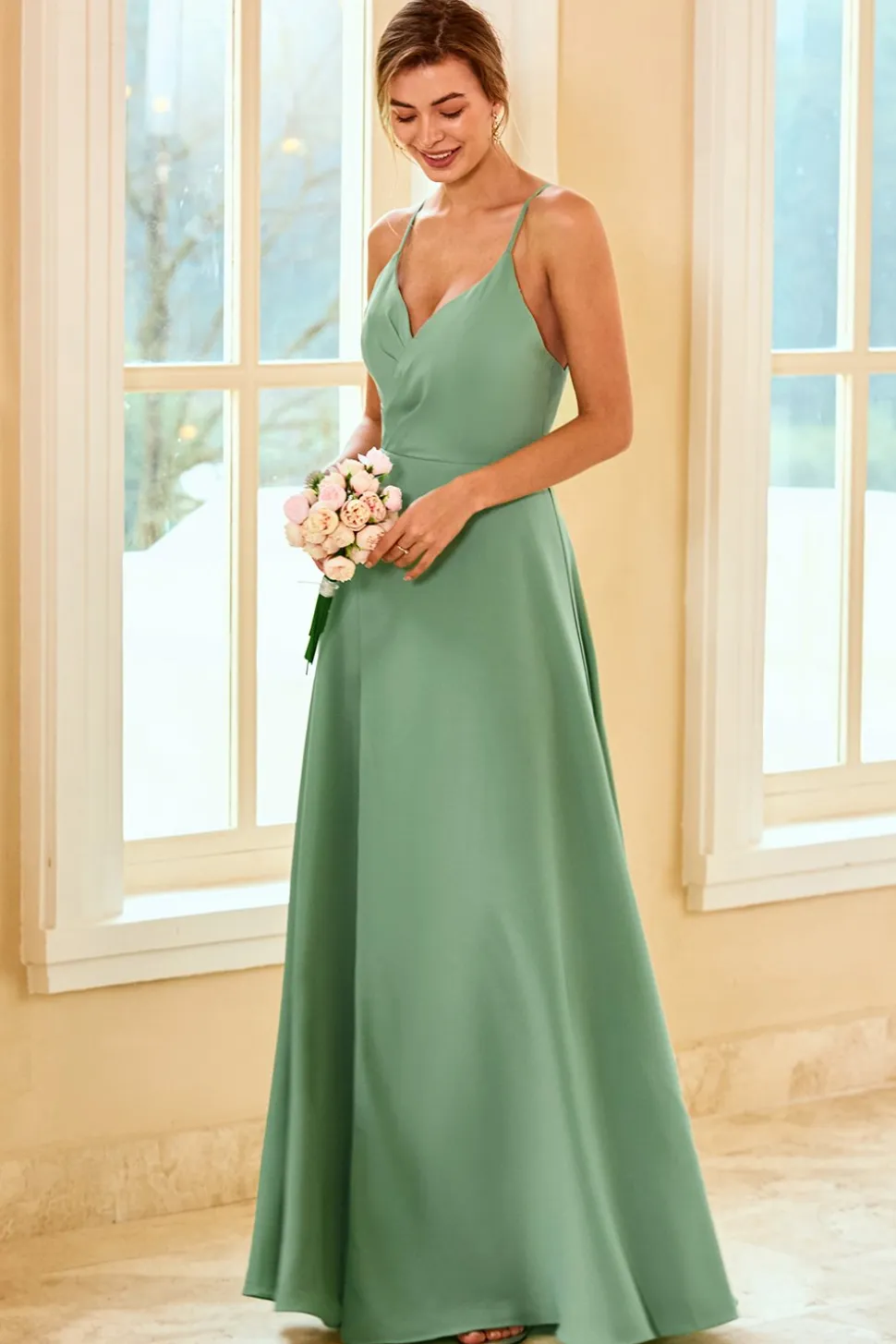 Vestido de dama de honra verde verde claro com fenda