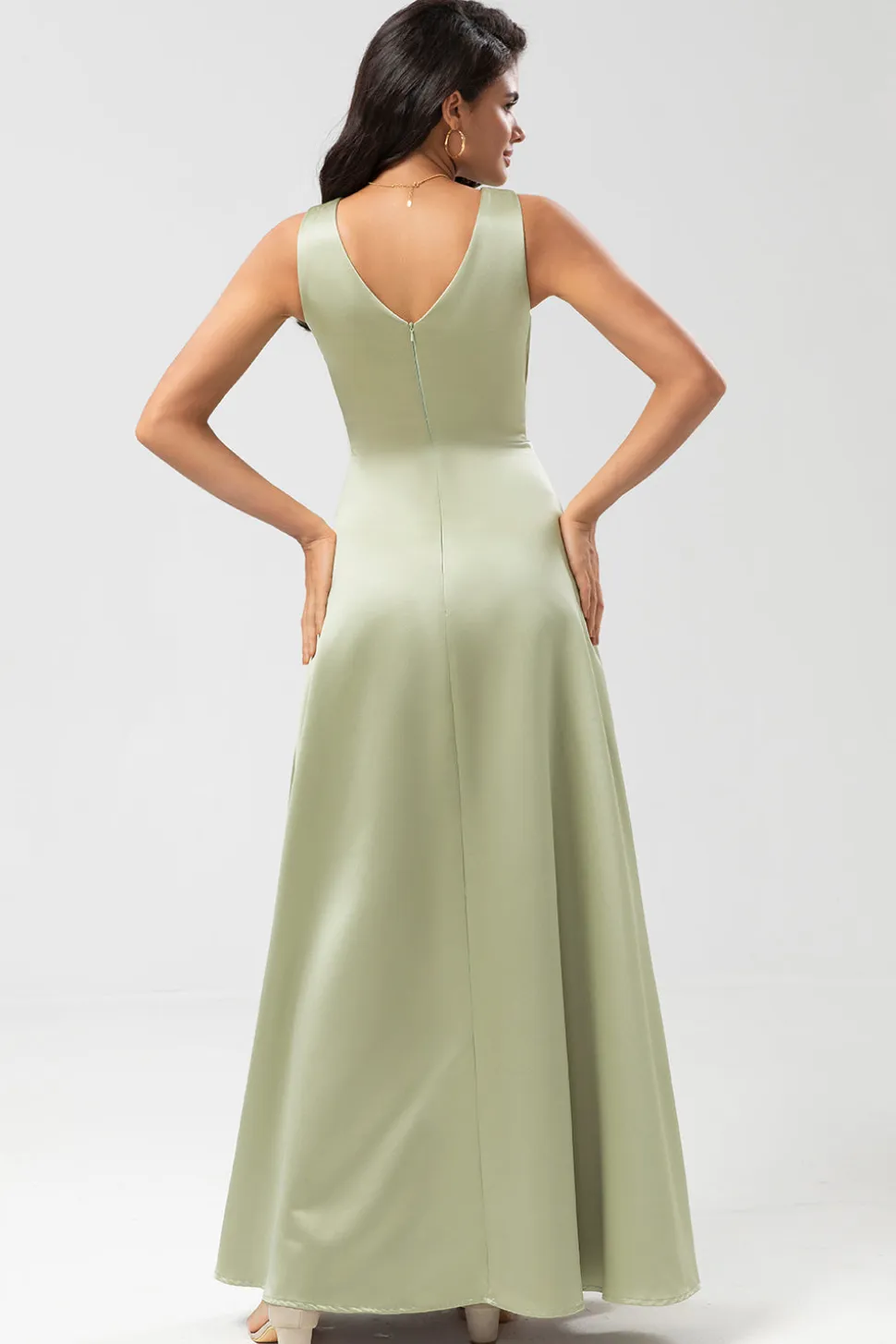 Vestido de dama de honra verde acetinado com pregas