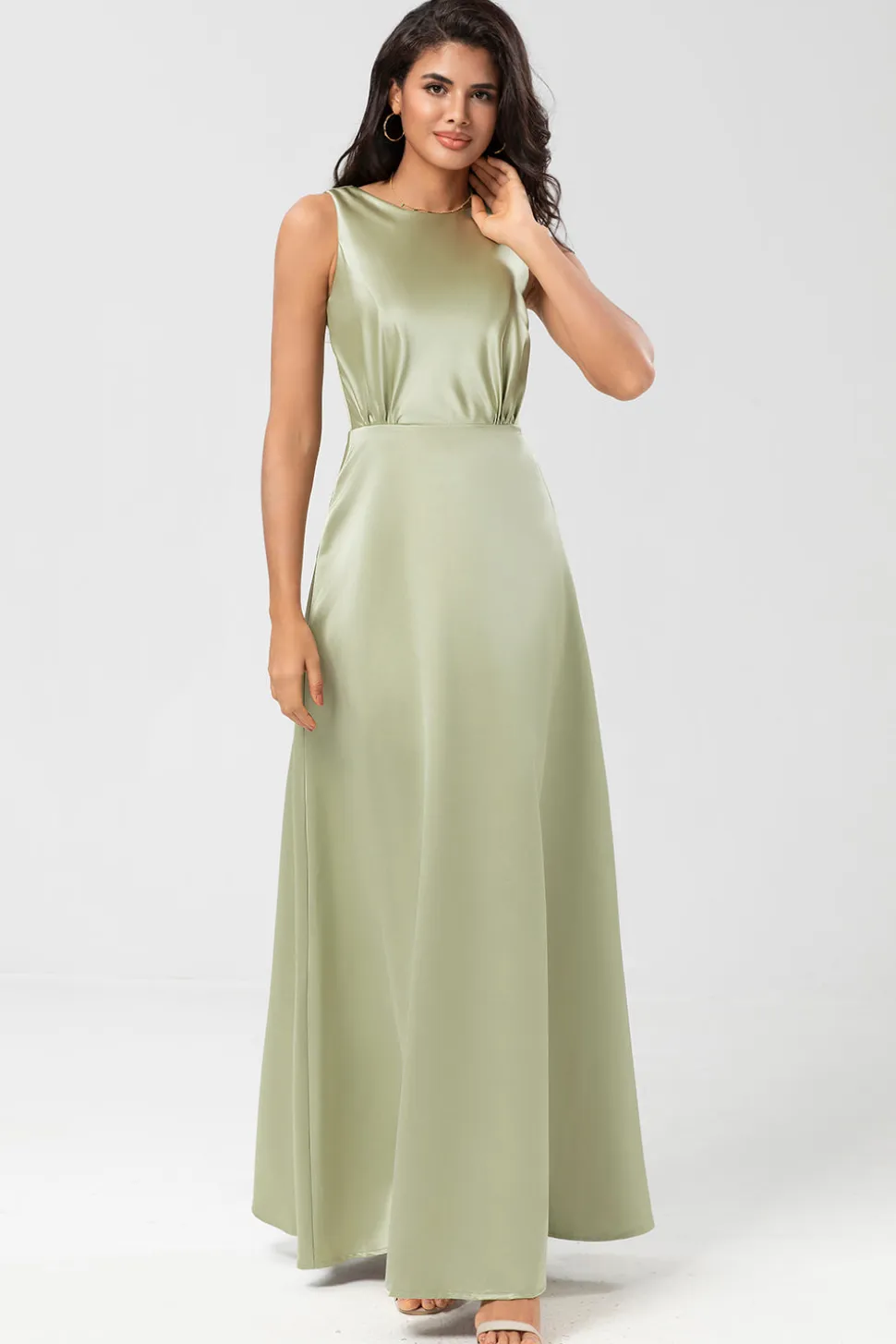 Vestido de dama de honra verde acetinado com pregas
