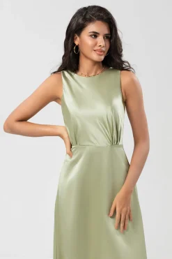 Vestido de dama de honra verde acetinado com pregas