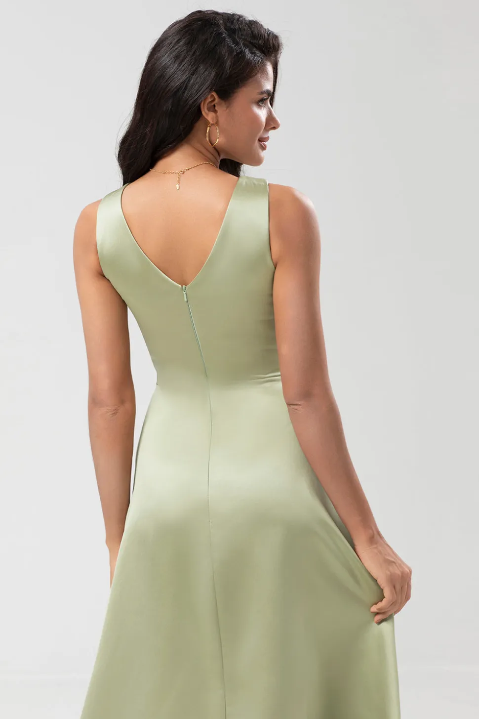 Vestido de dama de honra verde acetinado com pregas