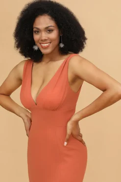 Vestido de dama de honra da sereia de pescoço em V