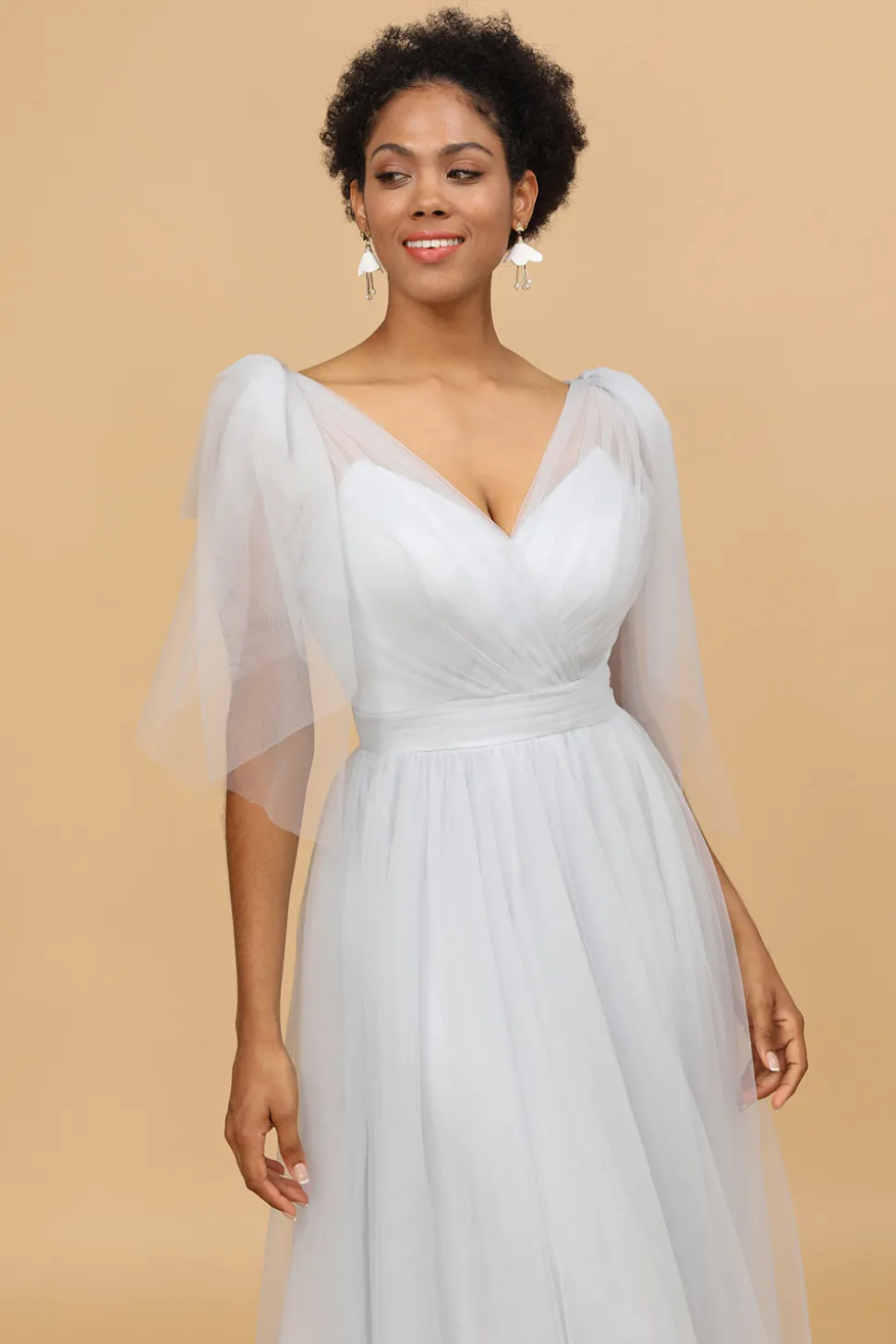 Vestido de dama de honra de tule v-pescoço cinzento