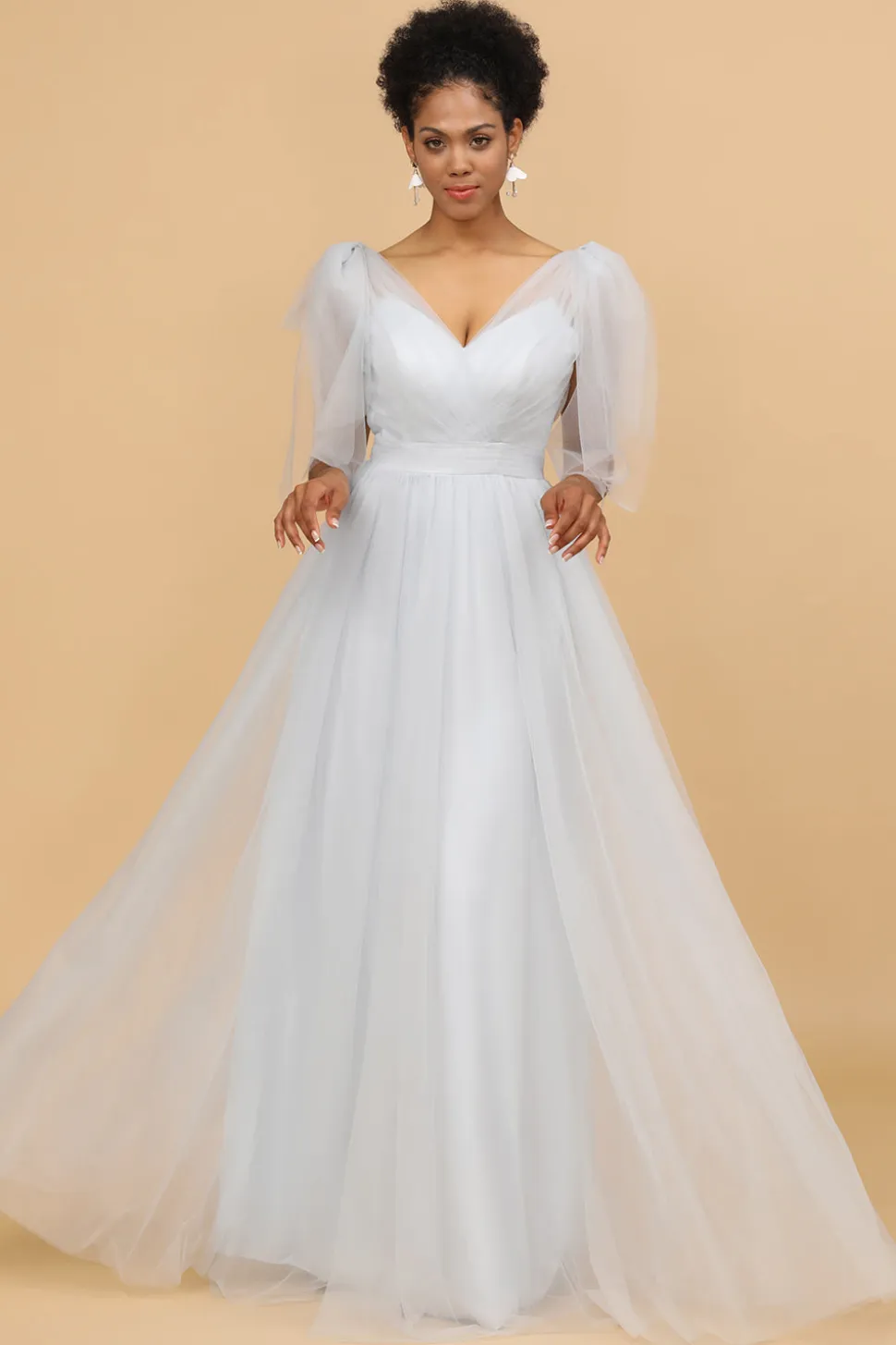 Vestido de dama de honra de tule v-pescoço cinzento