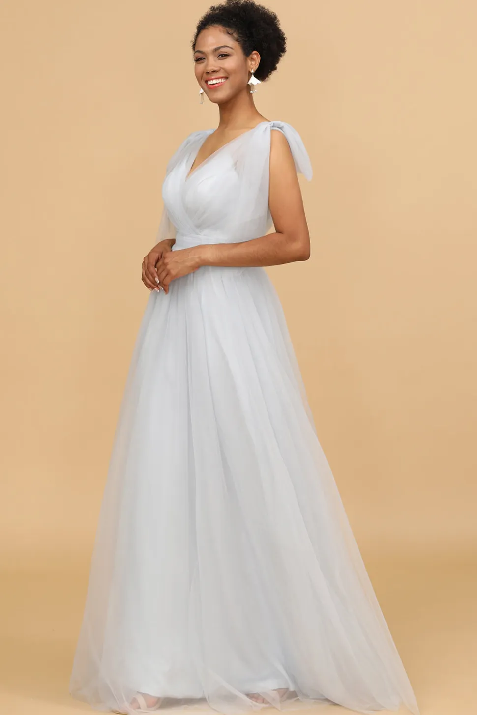 Vestido de dama de honra de tule v-pescoço cinzento