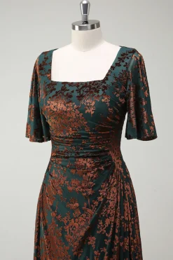 Vestido de dama de honra longo de pescoço quadrado verde escuro com mangas curtas
