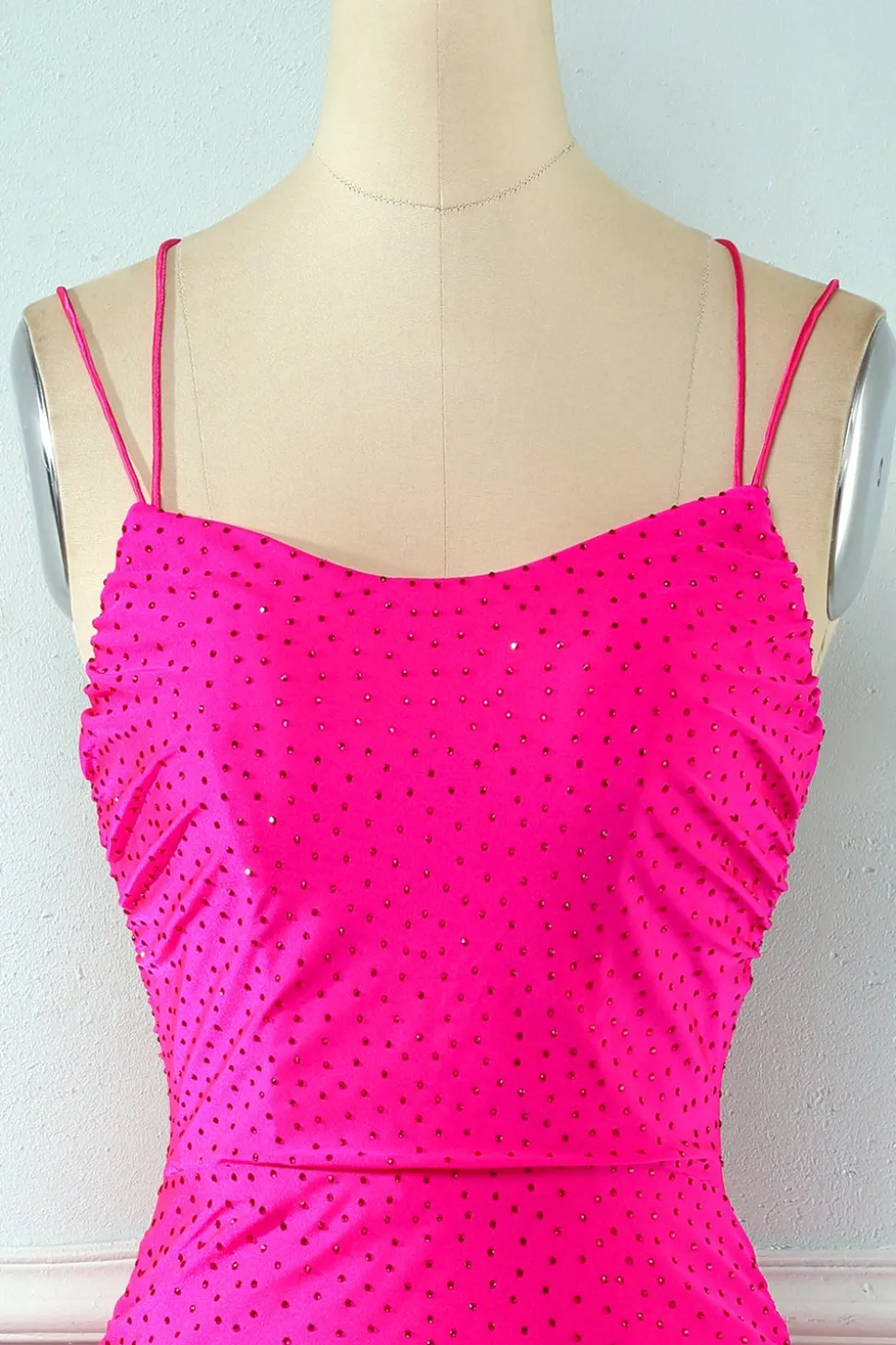 Vestido de festa apertado rosa com renda