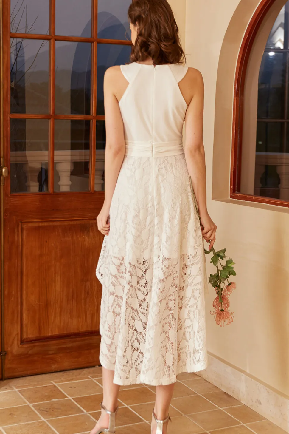 Vestido de festa branco alto baixo com renda sem mangas