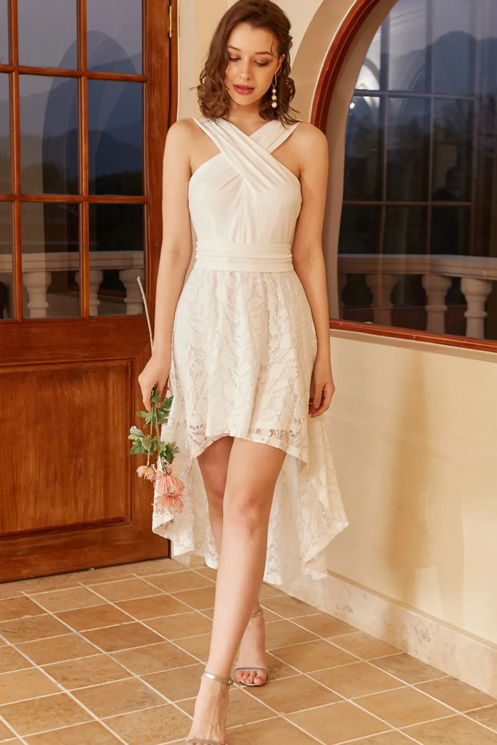 Vestido de festa branco alto baixo com renda sem mangas