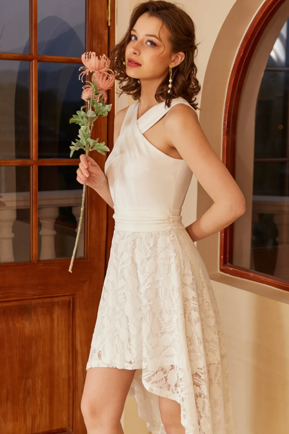Vestido de festa branco alto baixo com renda sem mangas