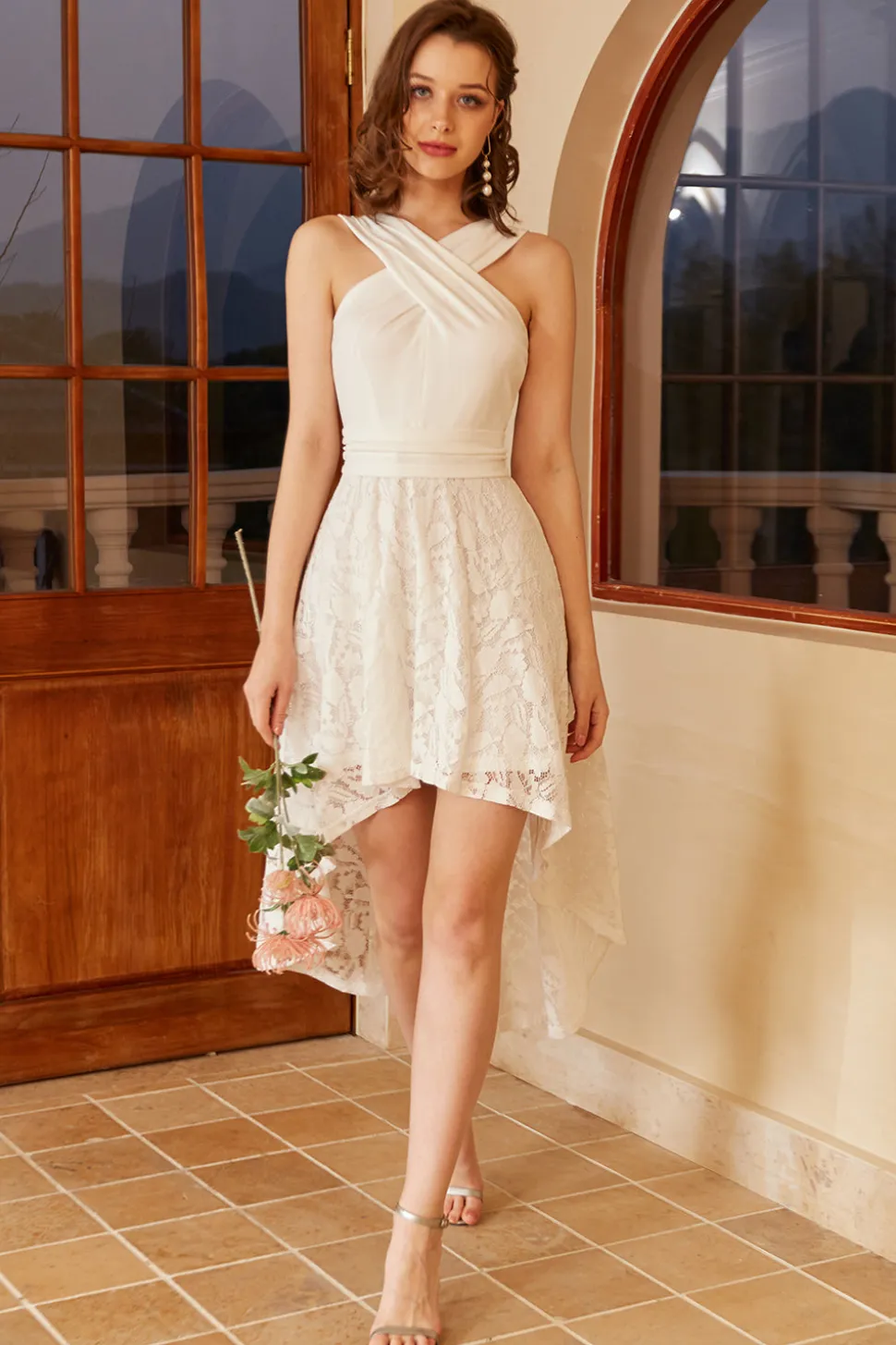 Vestido de festa branco alto baixo com renda sem mangas