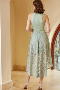 Vestido de festa branco alto baixo com renda sem mangas
