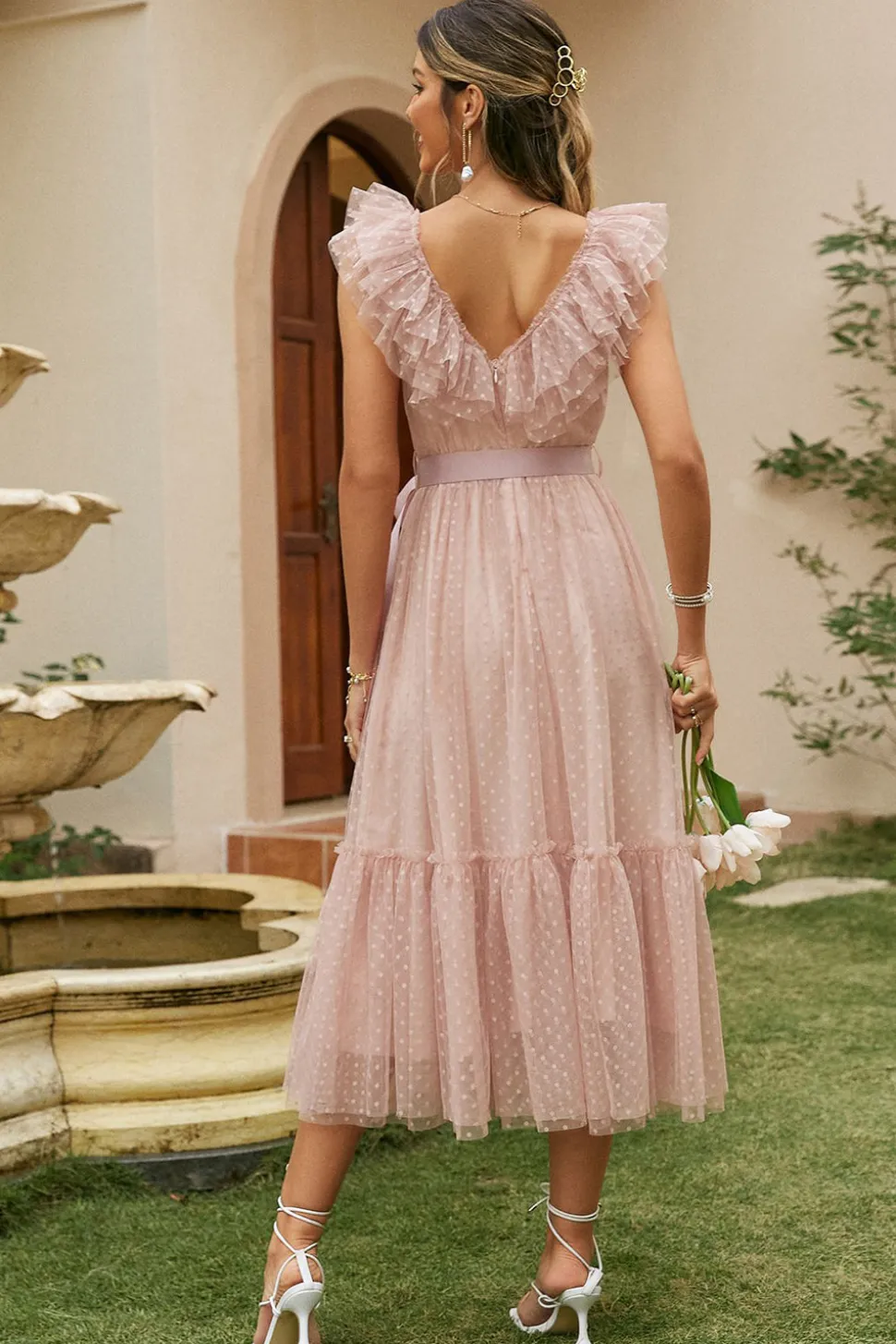 Vestido de festa com cinto rosa folhos