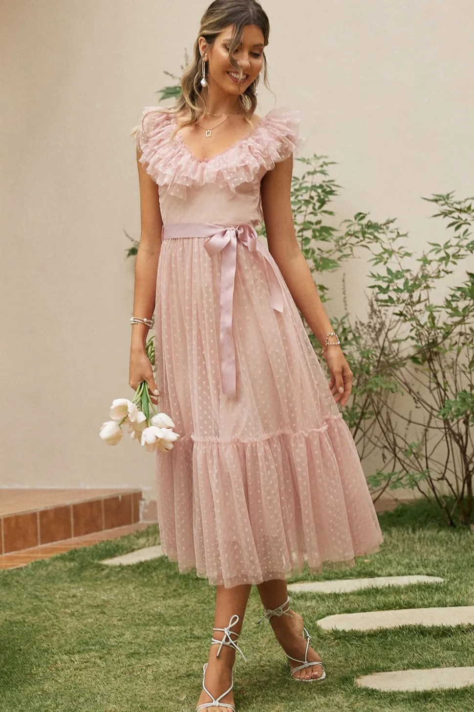 Vestido de festa com cinto rosa folhos