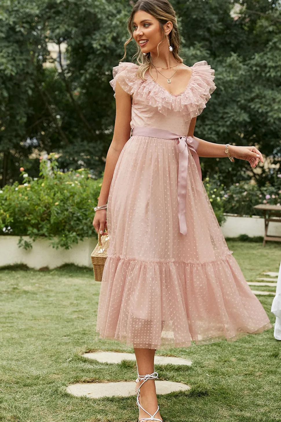 Vestido de festa com cinto rosa folhos