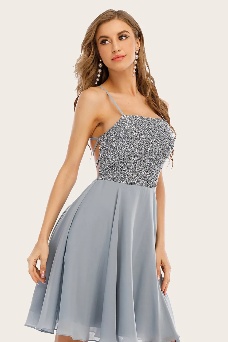 Vestido de festa curto de missangas cinzentas
