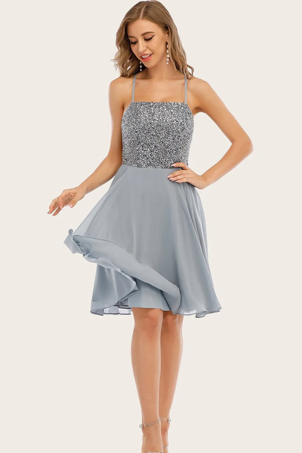 Vestido de festa curto de missangas cinzentas
