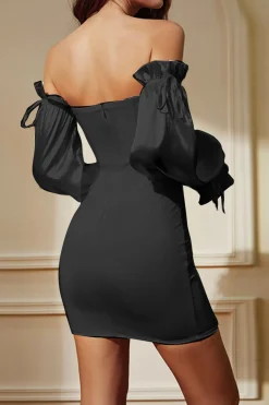 Vestido de festa curto preto sem alças com mangas destacáveis