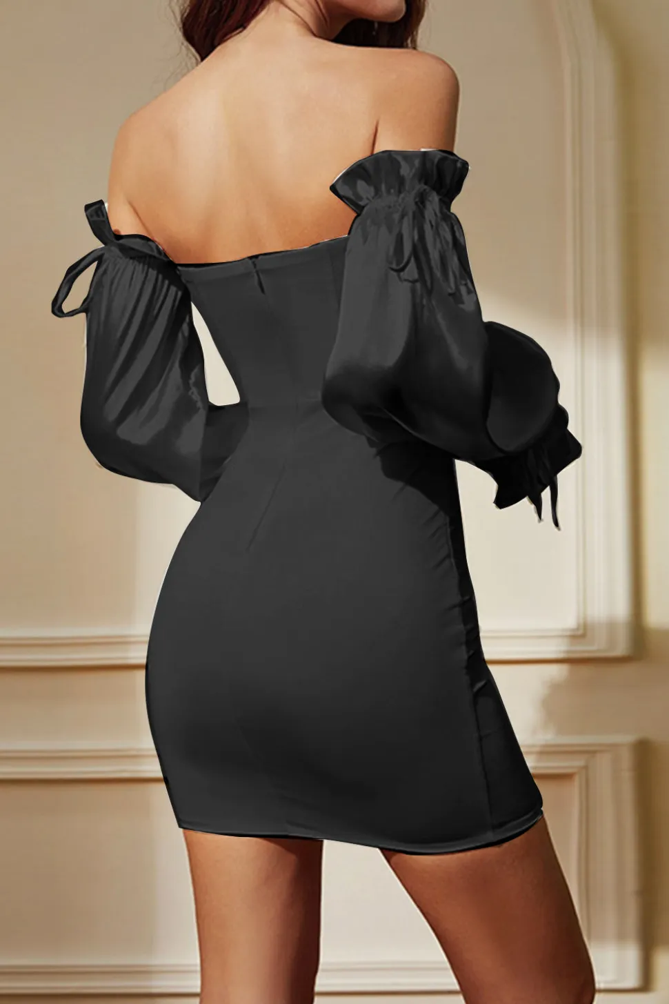 Vestido de festa curto preto sem alças com mangas destacáveis