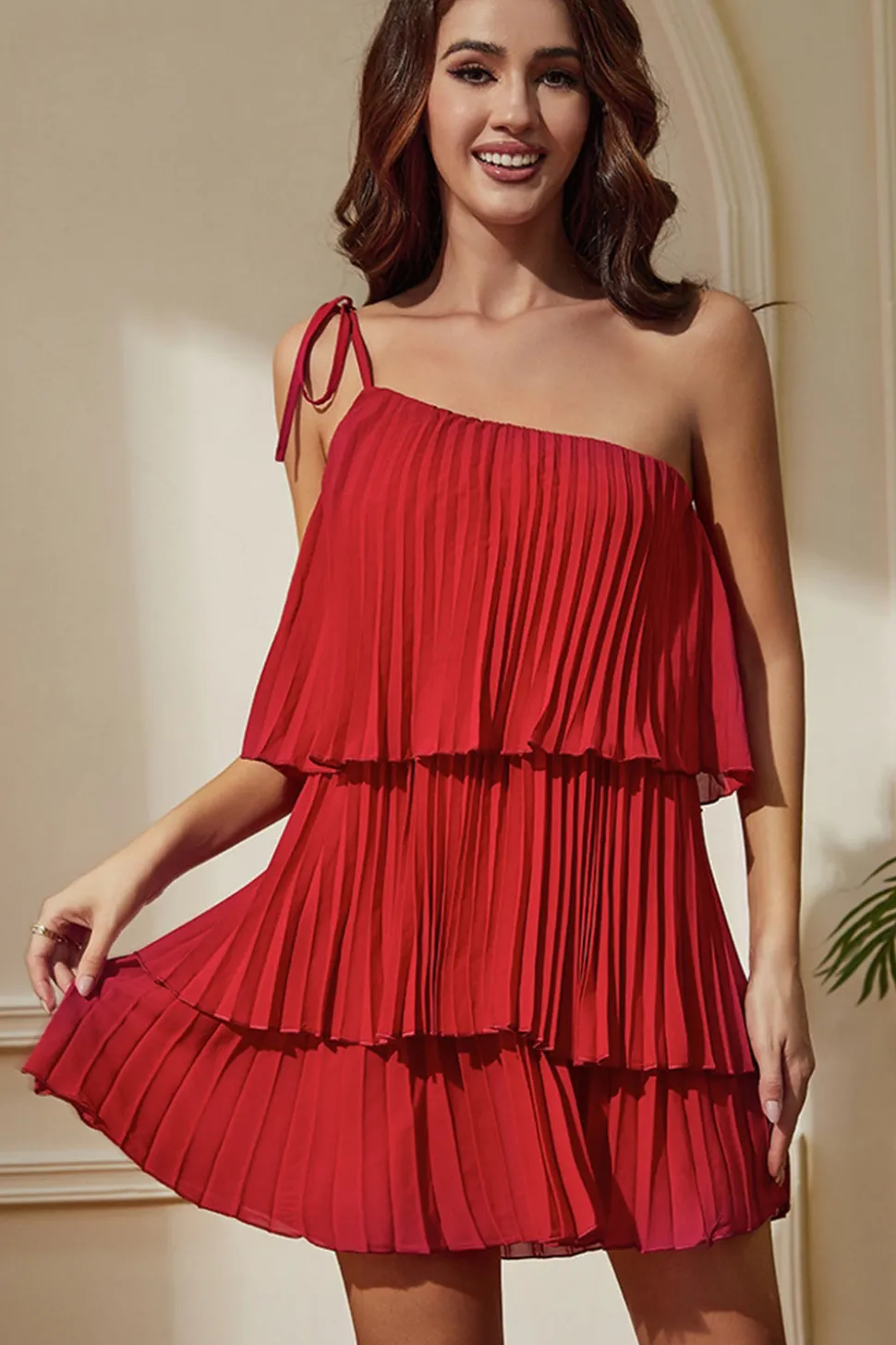 Vestido de festa curto vermelho de um ombro plissado bainha em camadas