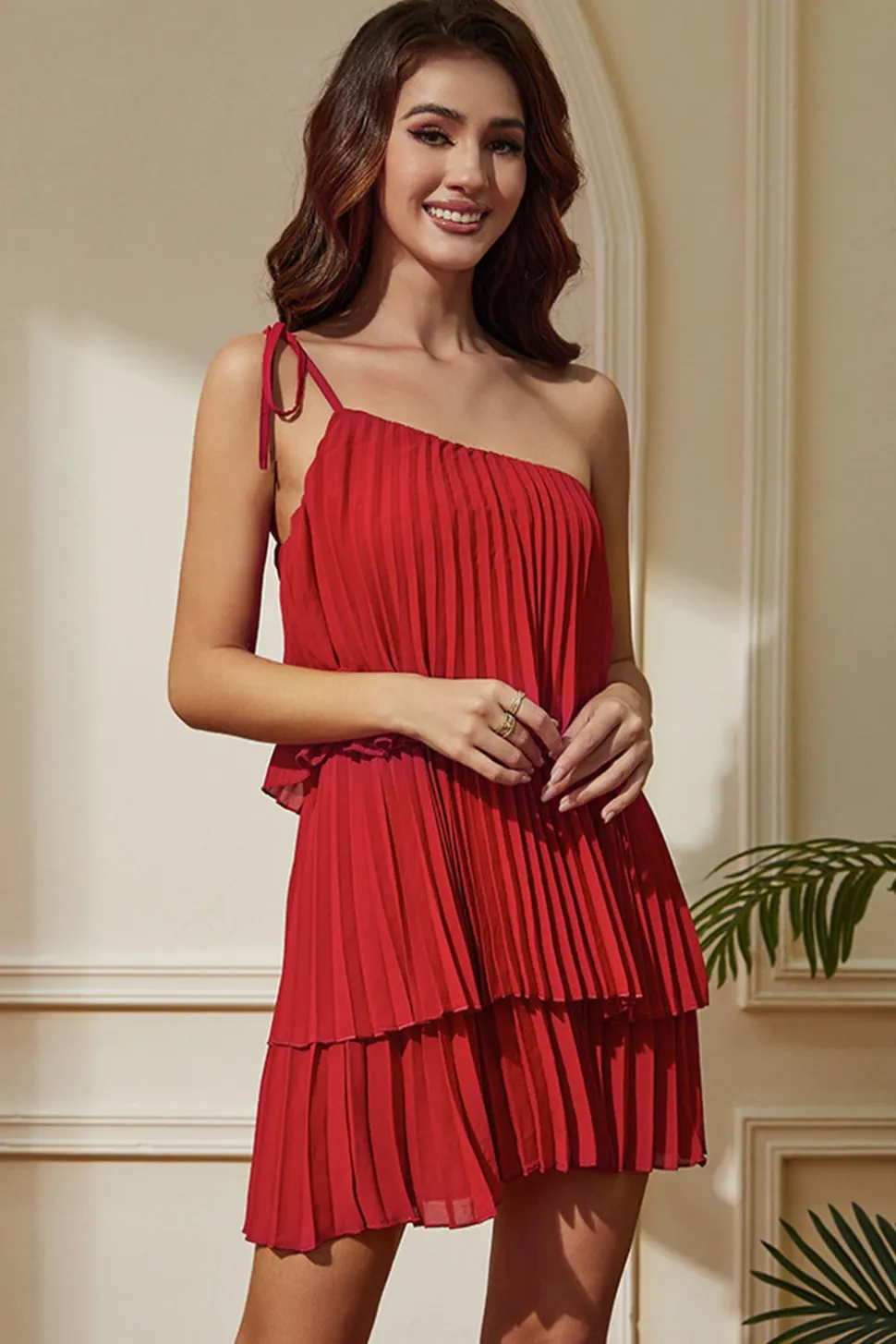 Vestido de festa curto vermelho de um ombro plissado bainha em camadas