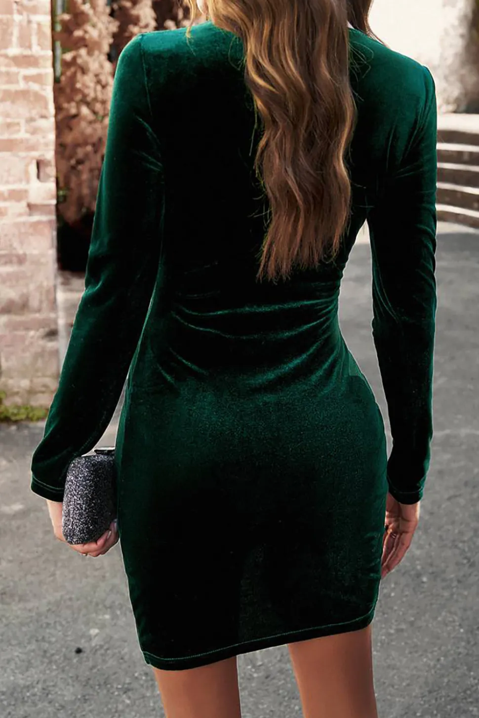 Vestido de festa de férias de veludo verde escuro com mangas compridas