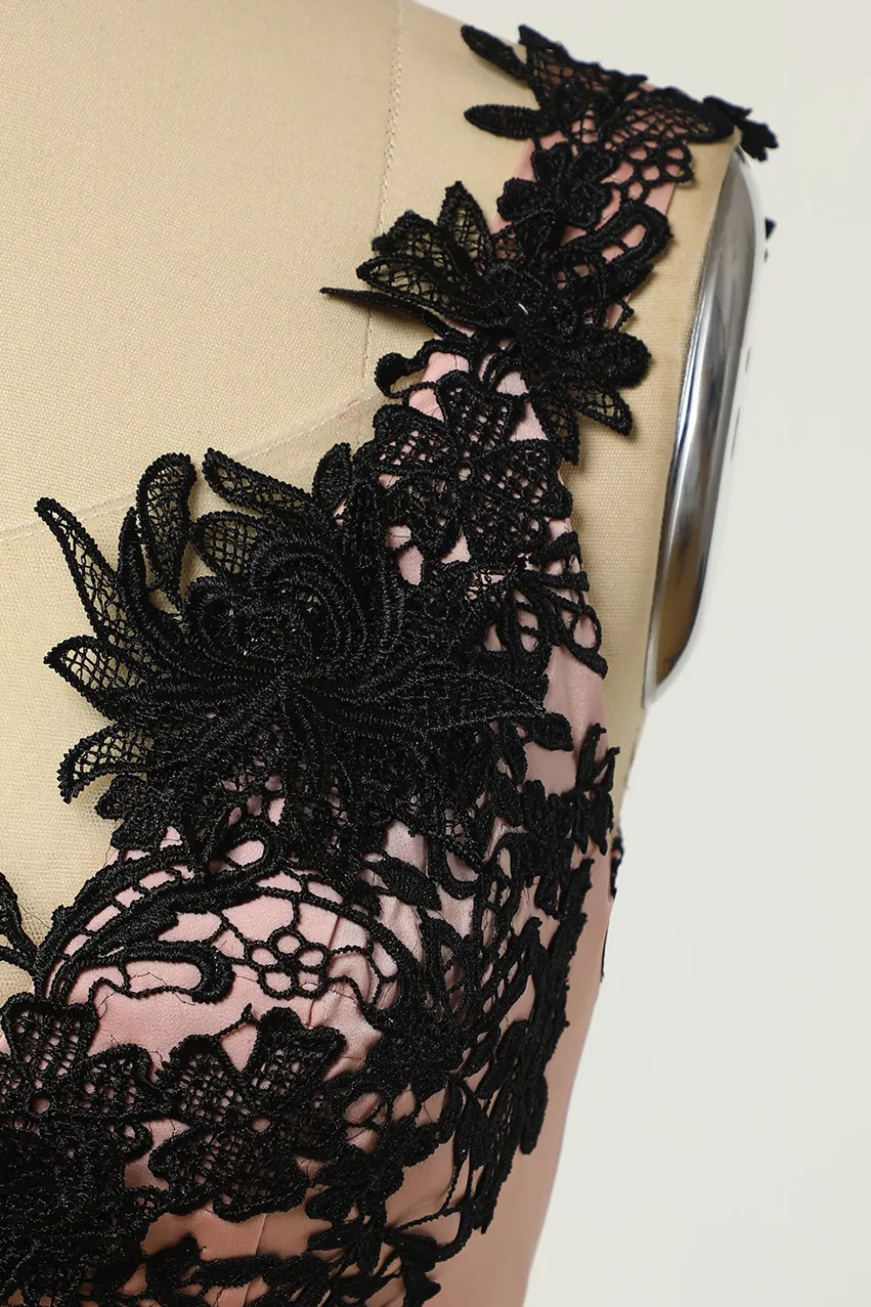 Vestido de festa de joelho nud de pescoço preto de baia preta
