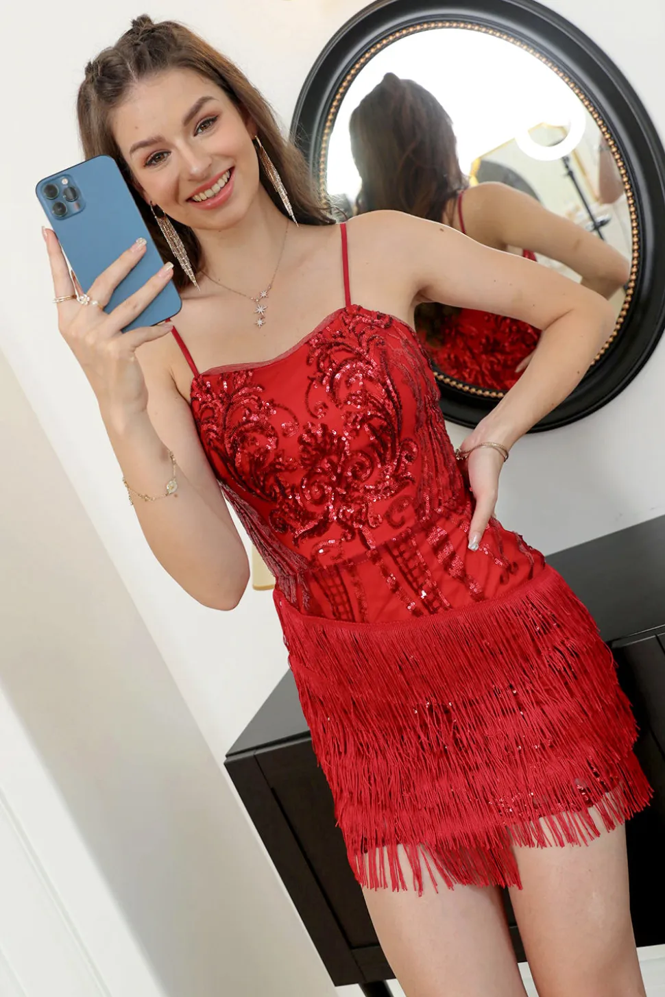 Vestido de festa de lantejoulas vermelhas equipado com franjas