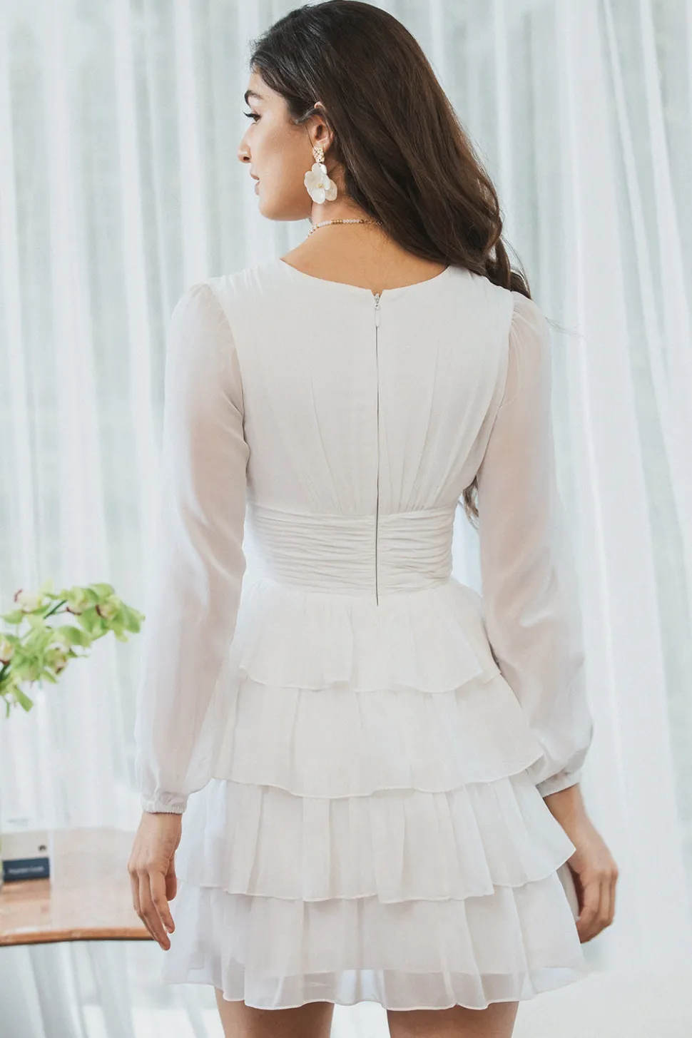 Vestido de formatura branco A-Line curto em camadas