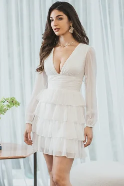 Vestido de formatura branco A-Line curto em camadas