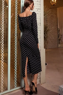 Vestido de formatura às bolinhas com decote em V