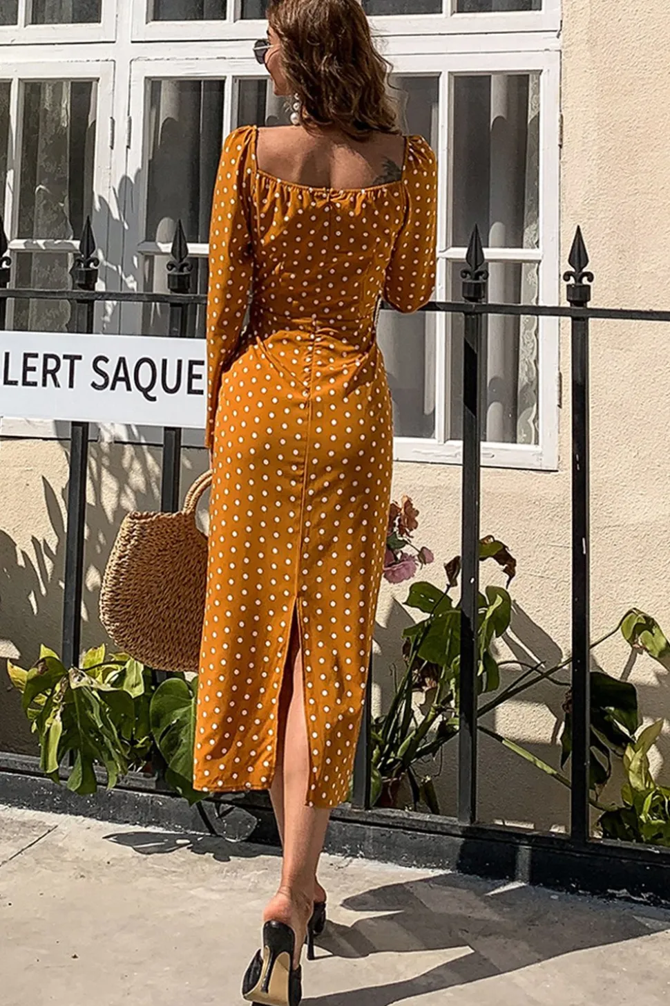 Vestido de formatura às bolinhas com decote em V