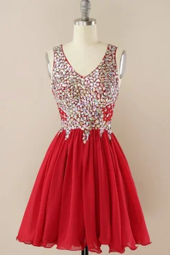 Vestido de homecoming de missangas vermelhas