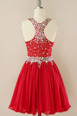 Vestido de homecoming de missangas vermelhas