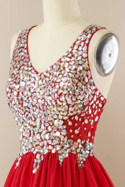 Vestido de homecoming de missangas vermelhas