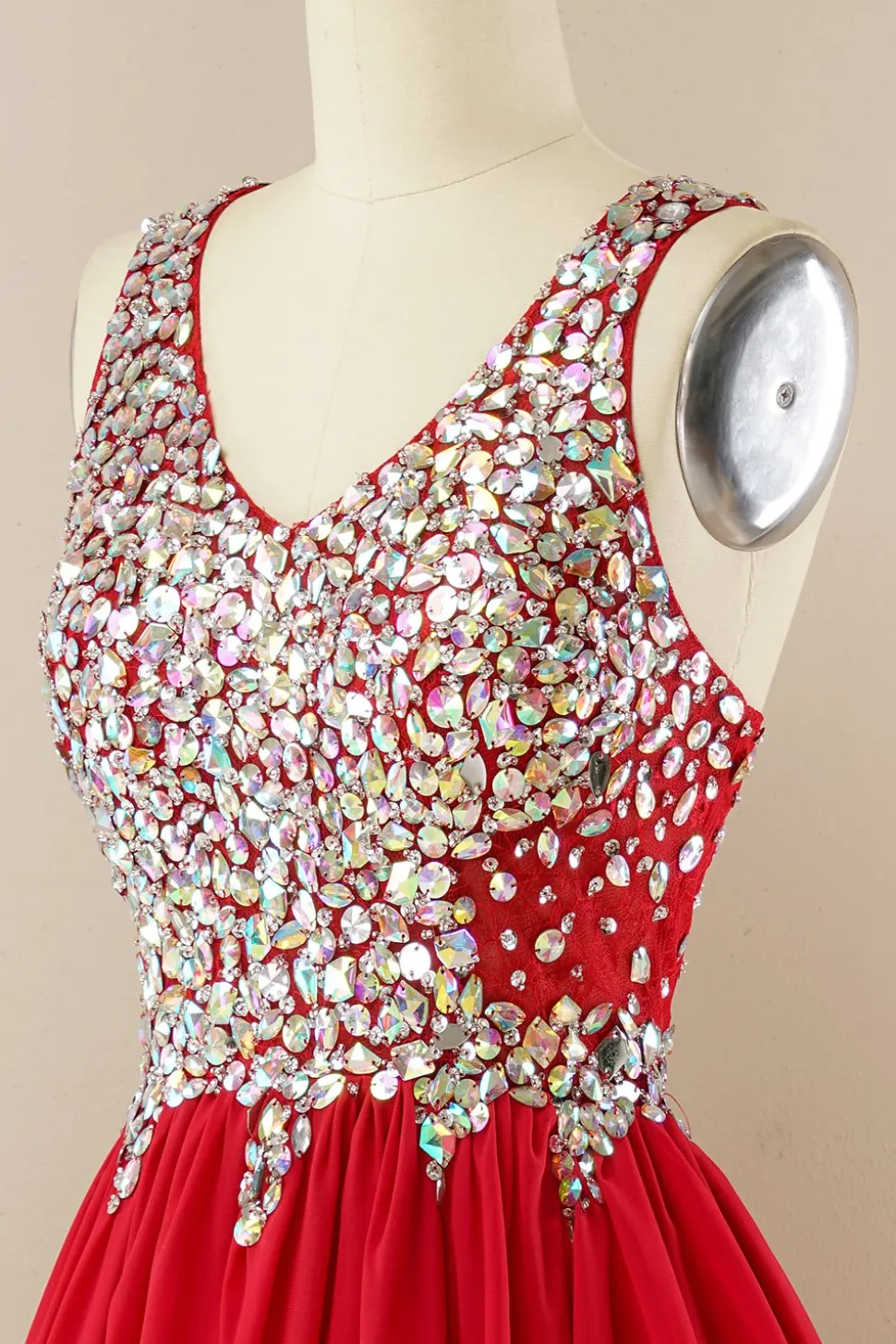 Vestido de homecoming de missangas vermelhas